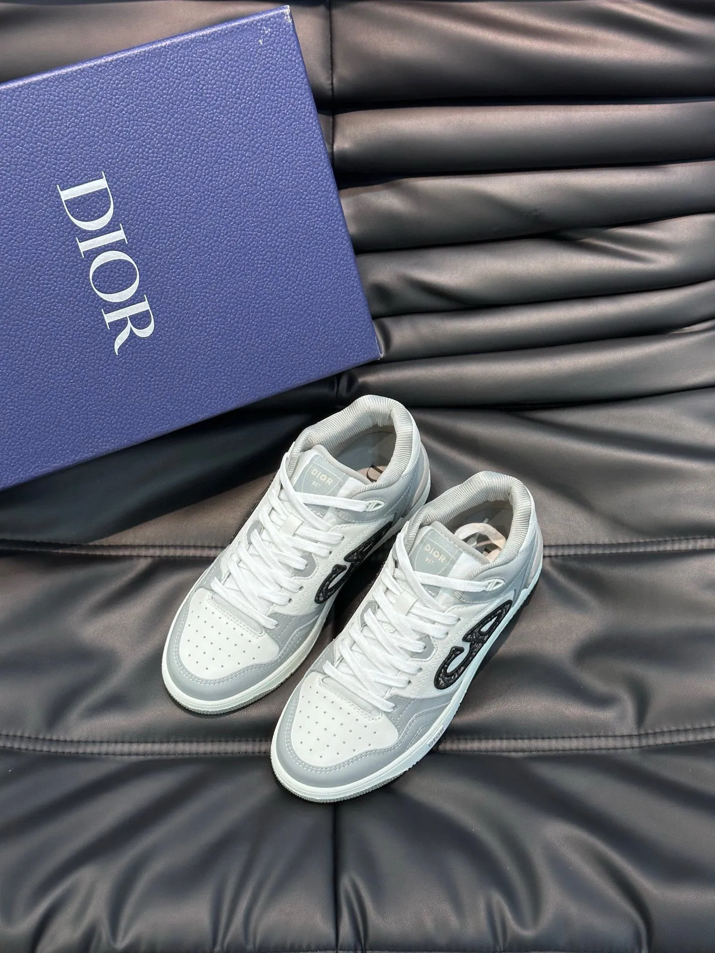 Ex-factory price: 440💰DIOB57 mid-top sneakers are shipped. This B57 mid-top sneaker is a new product in the 2024 spring men's wear series. It reinterprets the basketball shoe design and has become a classic item of Dior. Mid-top lace-up style crafted from color-blocked cow leather with contrasting suede and a CD logo displayed on the side. The tongue is decorated with the Dior B57 logo, and various distinctive details enhance the style. The CD logo eyelet details, upper stitching and rubber panels highlight the dynamic charm of its sports style. With two-color rubber sole, mesh fabric lining and cotton lining for foot padding, the upper foot is comfortable and breathable. Can be paired with a variety of clothing to create a sophisticated look. Code 38-44, (45 can be customized)